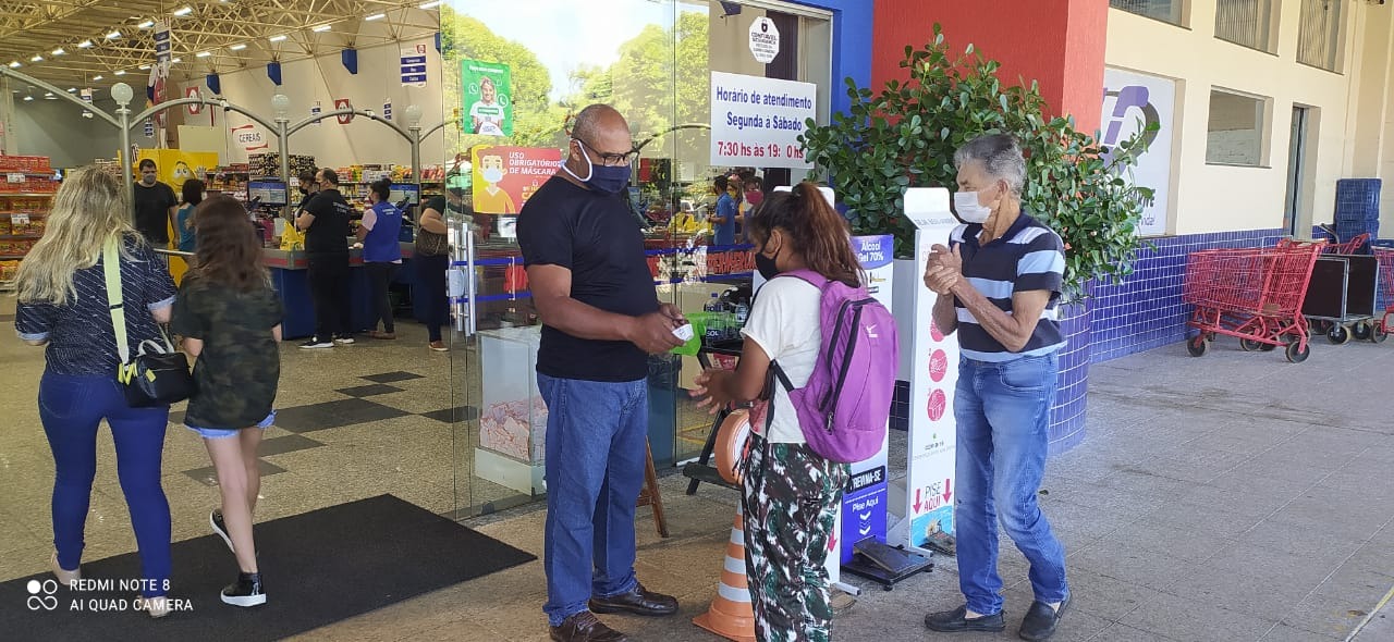 De 5 supermercados e atacadistas, apenas 2 cumprem protocolos contra a Covid Apenas dois, dos cinco estabelecimentos visitados cumprem o protocolo estabelecido para conter a disseminação da Covid no município / Foto: Moreira Produções