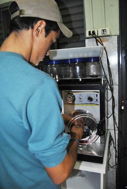 O funcionário Renner Pinzan realizando a recarga de cartucho na MS Printer. Foto: Moreira Produções.