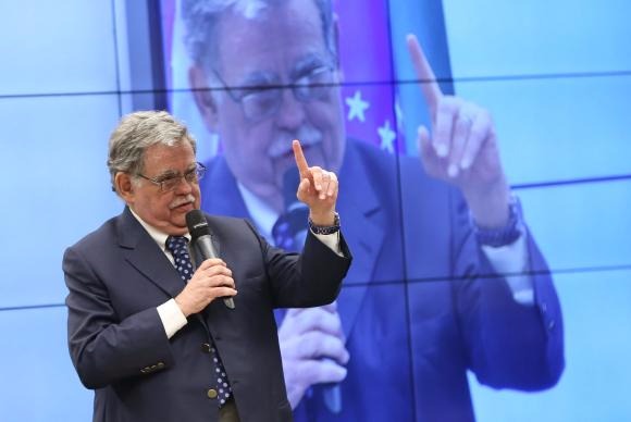 Advogado de Temer reafirma que acusação é "capenga e fruto de ficção" O advogado Antônio Cláudio Mariz de Oliveira durante sessão no Congresso - Marcelo Camargo/Arquivo Agência Brasil