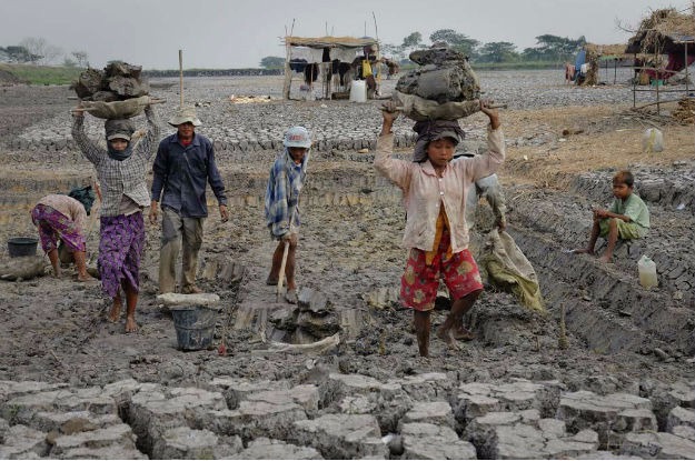 Local de construção em Mawlamyaingyun, Mianmar, em maio de 2013. Foto: OIT/ Crozet