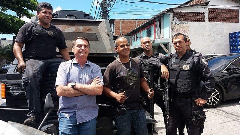 Encontro de Bolsonaro com policiais durante a campanha para a eleição presidencial de 2018 - Twitter