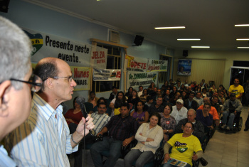 Ex-prefeito Sérgio Barbosa, durante discurso na convençãoFoto: Moreira Produções