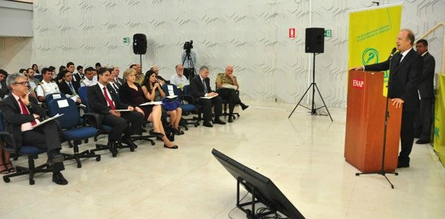Modernizar a escola é desafio para cativar a juventude Segundo pesquisa, 40% dos jovens não estão na escola por falta de interesse