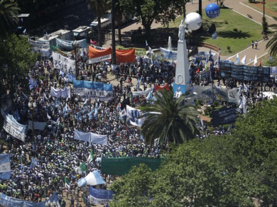 Milhares de argentinos homenageiam o ex-presidente Néstor Kirchner Argentinos aglomeram-se na Praça de Maio para prestar homenagem a Néstor Kirchner.