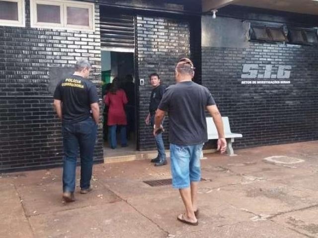 Polícia Civil cumpre mandados na casa de dois PMs acusados de vender munição Sargento reformado Da Rocha (de boné) chega à sede do SIG, em Dourados (Foto: Dourados News)
