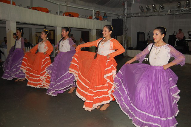 “Escuela de Danza de Capitan Bado” mostra a beleza da dança típica paraguaia Apresentação da Escuela de Danza de Capitan Bado em Amambai. Foto: Moreira Produções.