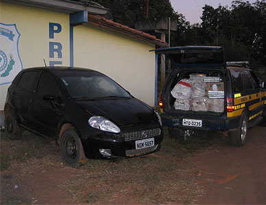 PRF apreende em rodovia de MS 220 kg de maconha em veículo roubado de Goiás PRF apreende em rodovia de MS 220 kg de maconha em veículo roubado de Goiás