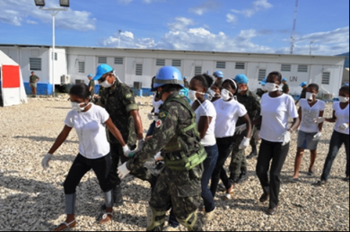 Militares brasileiros ministrando curso de aperfeiçoamento a alunos universitários do curso de enfermagem.