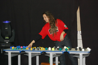 Escola Vespasiano Martins realiza Feira Científico Cultural Aluna fazendo demonstração do comportamento das ondas sonoras / Foto: Moreira Produções