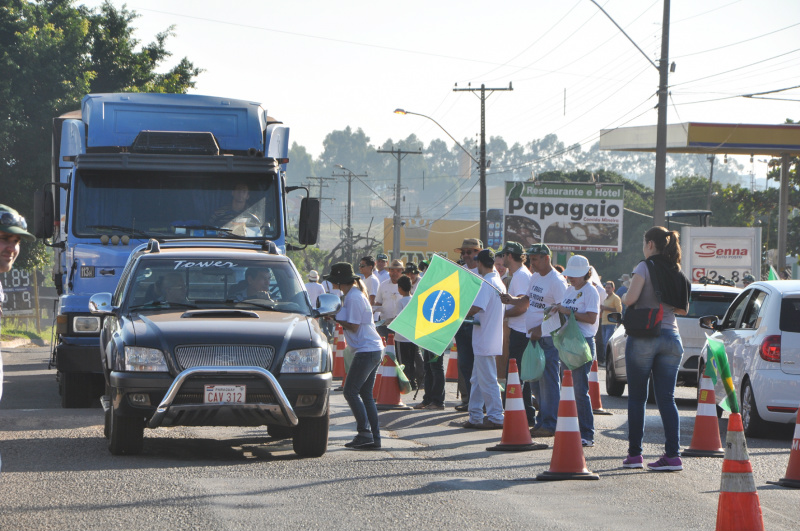 Movimento pacifista próximo à ponte faz panfletagem e adesivagem de veículos