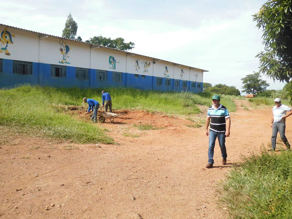 Prefeitura de Antônio João inicia construção de quadra de esportes em aldeia Representantes do Executivo local e da empreiteira responsável pelas obras iniciando a demarcação do espaço onde será construído o novo Ginásio de Esportes. Foto: Claudemir Canteiro