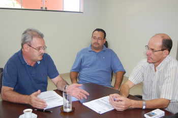 Deputado Geraldo com o prefeito e vice-prefeito de Amambai / Foto: Moreira Produções