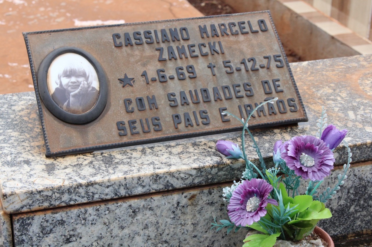 1º de junho: aniversário de um menininho chamado Cassiano Marcelo, por Diobelso A lápide de Cassiano Marcelo / Foto: Divulgação