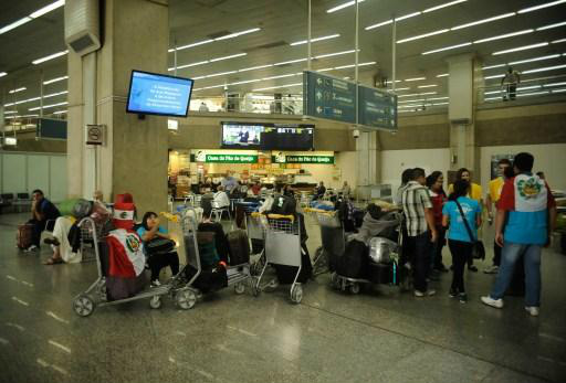 Governo obtém R$20,8 bi com leilão dos aeroportos de Galeão e Confins Peregrinos no aeroporto do Galeão, durante a Jornada Mundial da Juventude