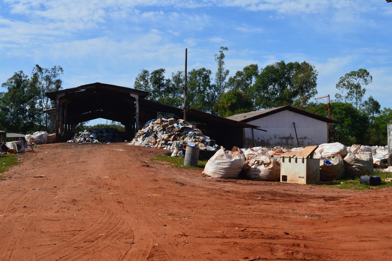 Entrega de resíduos de corte de gramas, poda e supressão de árvores deve ser feita na  Unidade de Tratamento de Resíduos (UTR), localizada na Rodovia Amambai – JUTI, km 2. / Foto: Moreira Produções