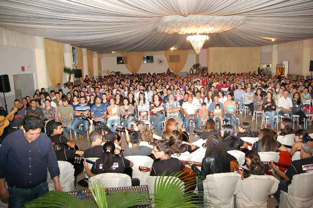 Mágico fala de sucesso e motivação em palestra realizada em Amambai Mais de 1.000 pessoas lotaram o salão principal do Alphaville Clube e assistiram silenciosa e atentamente as mágicas e reflexões do Mágico Renner.