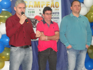 Acia sorteia prêmios da campanha Paizão Campeão E/D- Presidente da Acia, Azor de Assis e os membros da diretoria, Ronaldo Mayr e Lelo / Foto: Moreira Produções
