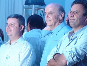 José Serra com os tucanos Antonio Anastasia e Aécio Neves, em Uberlândia (MG) 
