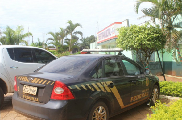 Polícia Federal e MPF durante investigação na prefeitura de Paranhos / Foto: Internacional News
