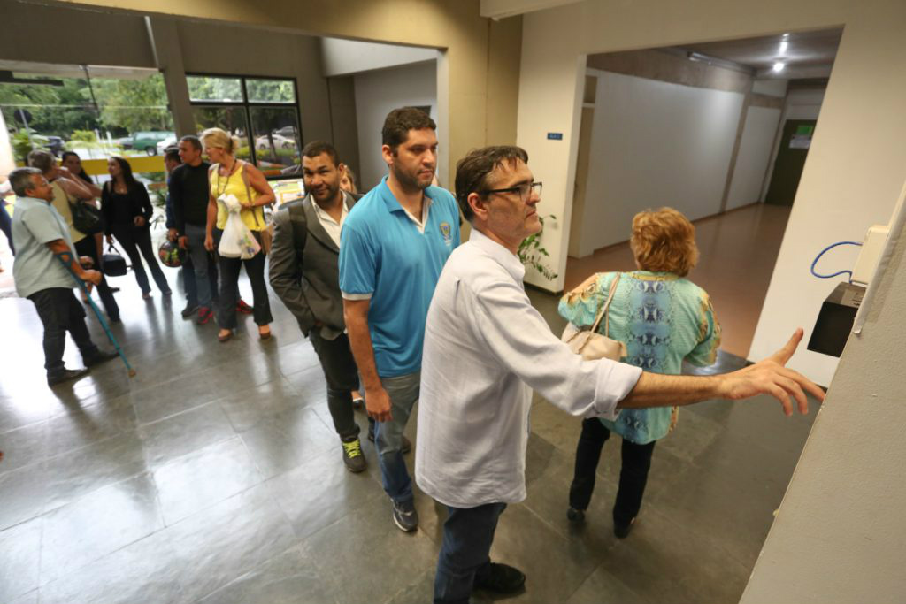 Ponto eletrônico gera economia de R$ 9 milhões mensais ao Estado Servidores ao fim do expediente na SAD – secretaria que recebeu o projeto piloto do ponto eletrônico.Foto: Divulgação