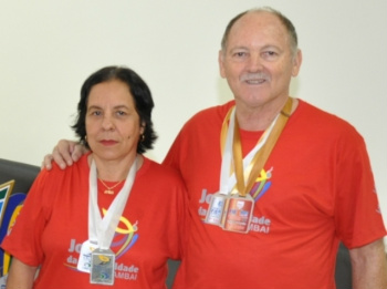 Jogos da Melhor Idade: Amambai conquista títulos no dominó e tênis de mesa O casal Luiz Carlos de Oliveira e Luísa Lídia B. de Oliveira participou da fase estadual dos Jogos da Melhor Idade.