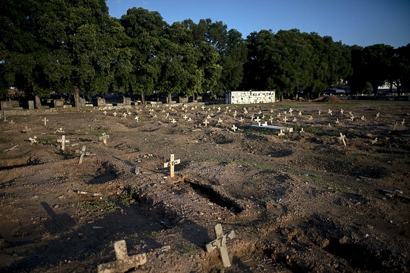Brasil passa de 480 mil mortos por covid-19; Bolsonaro continua contra máscaras O Brasil é o segundo país com o maior número de mortos por covid-19 no mundo - Mauro Pimentel / AFP