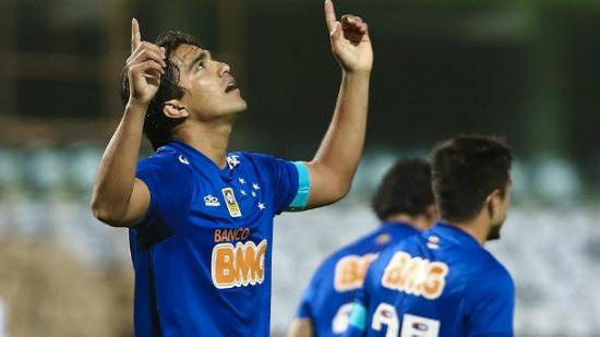 Cruzeiro bate o Coritiba e mantém folga na liderança do Brasileirão