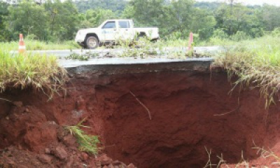 Na MS-178, uma cratera de formou ao lado da pista, causando interdição de metade da rodovia / Foto: Divulgação