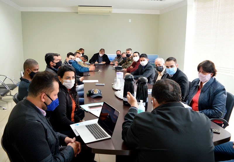 Membros do Comitê Municipal de Enfrentamento ao Covid-19, liberou reinício das atividades da escola Celq / Foto: Decom