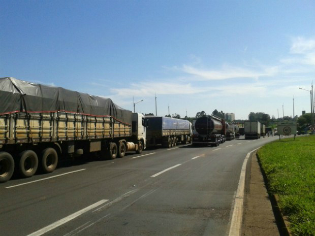 Caminhoneiros mantêm mais de 90 pontos de bloqueio em rodovias federais Mesmo com acordo firmado, caminhoneiros ainda mantém interditado algumas rodovias / Foto: Divulgação