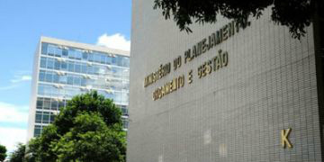 Governo bloqueia R$ 2 bilhões do PAC e recursos da Saúde e Educação Governo bloqueia R$ 2 bilhões do PAC e recursos da Saúde e Educação