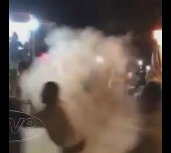Homem tenta apagar tocha em protesto à situação do País