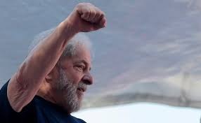 Mesmo preso, Lula alcança 30% dos votos na pesquisa Datafolha Ex-presidente, Luiz Inácio Lula da Silva
