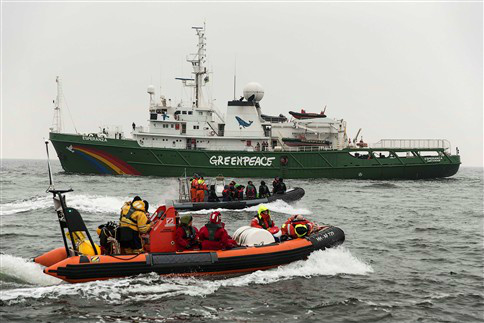 Polícia holandesa prende 30 ativistas do Greenpeace