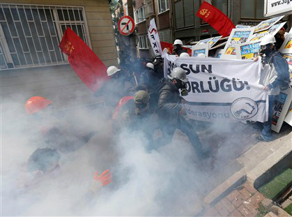 Protestos marcam o Dia do Trabalho em todo o mundo