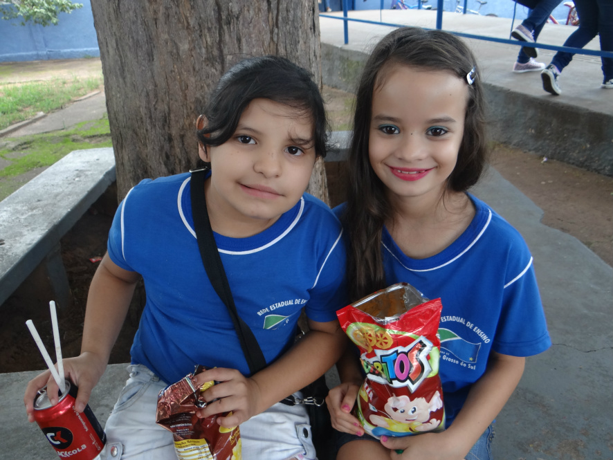 Eduarda e colega durante intervalo na escola Felipe de Brum / Foto: Moreira Produções