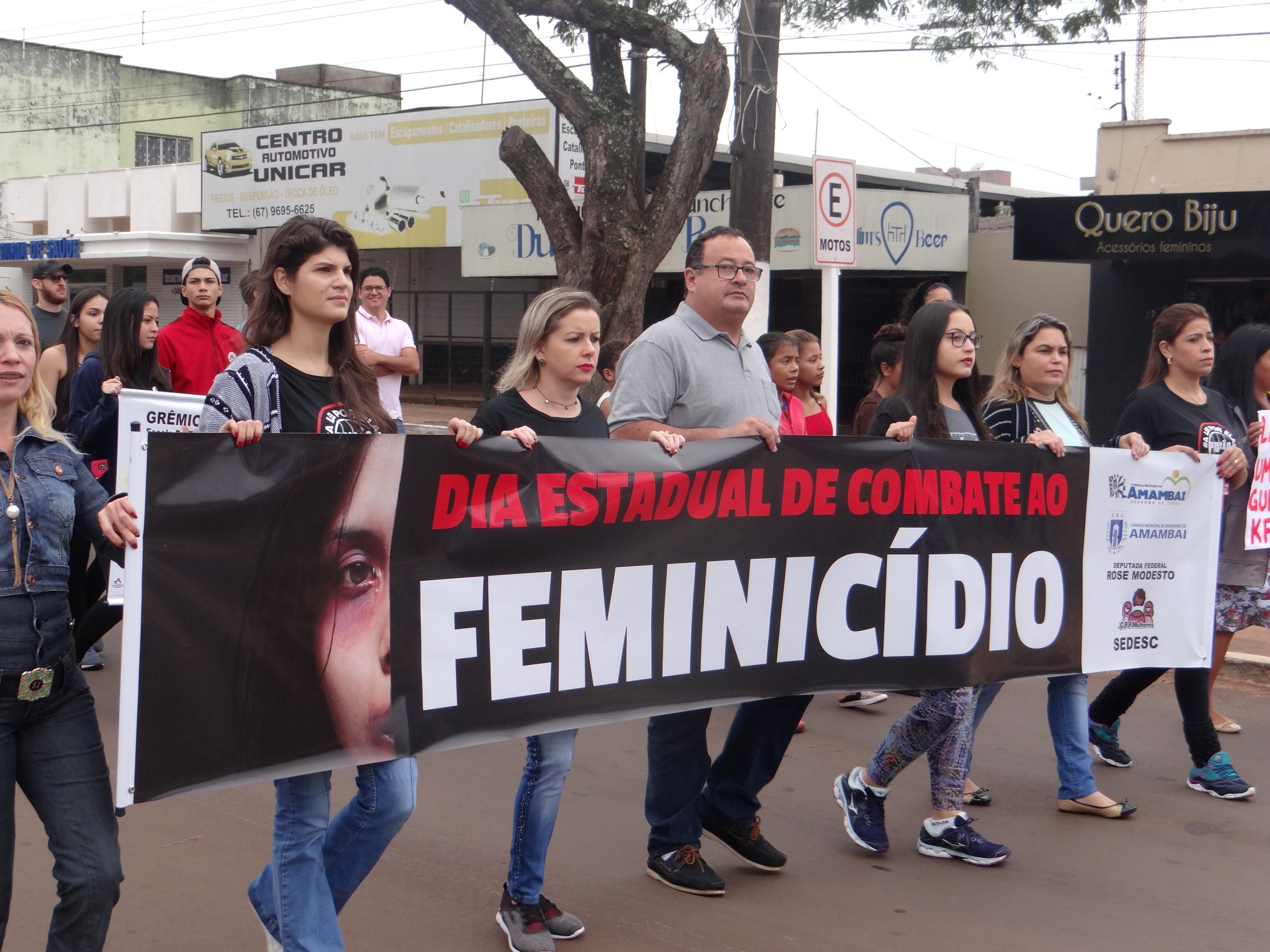 Amambai realizou mobilização no sábado (1º) contra o feminicídio Autoridades também participaram do movimento / Foto: Moreira Produções