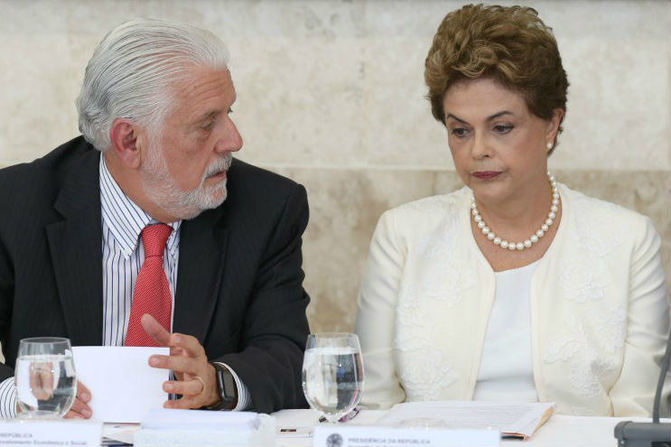 Barbosa, ao lado de Dilma e Wagner, anunciou novas medidas