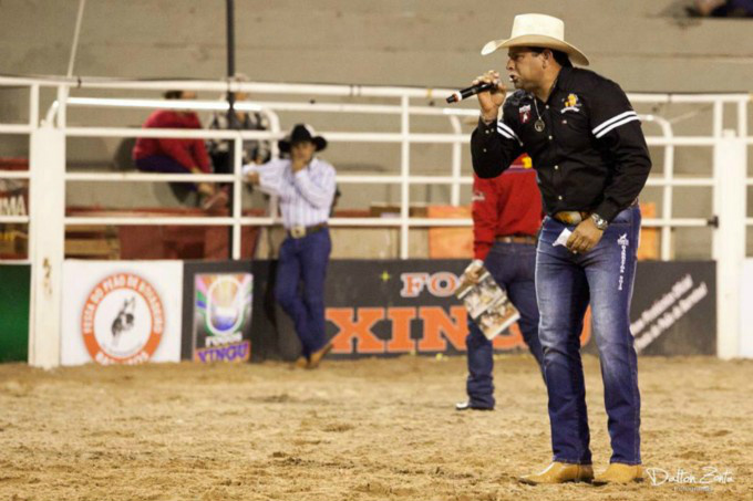 “É pooonto, é showww, é o laaaço comprido!” Paulo Sérgio esteve em Barretos no ano passado e narrou para um público de 50 mil pessoas. (Foto Dalton Zonta)