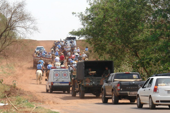 Vereador Brito solicita asfalto em estrada de acesso a MS-485 A estrada é bastante usada inclusive para a realização de cavalgadas, promovidas pelo CTG Sentinela de Amambai Foto: Moreira Produções