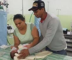 Maternidades são obrigadas a dar curso de primeiros socorros Pais terão treinamento para previnir morte súbita e engasgamento - Foto: Ivinotícias