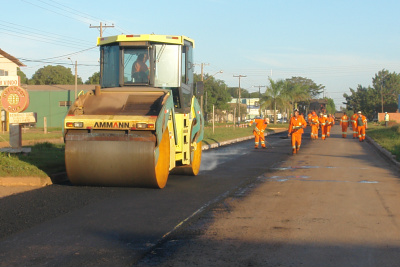 Avenida Pedro Manvailer, homens trabalhando na tarde de quarta-feira (30)Foto: Moreira Produções