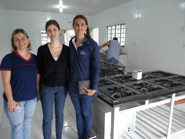 E/D- Nutricionistas, Francielle Zanatta e Lívia Vieira, com a secretária Vera, durante visita as obras da cozinha pilotoFoto: Moreira Produções 