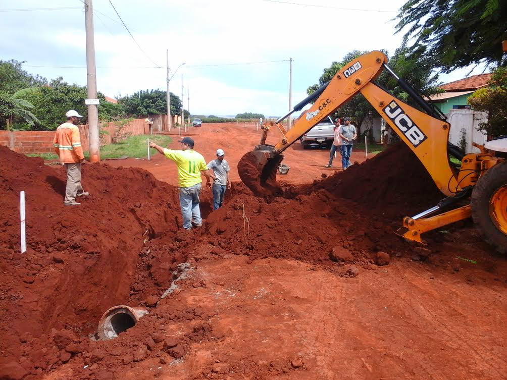 Obras de drenagem e pavimentação asfáltica no Bairro Central foram retomadas nesta quinta-feira. 