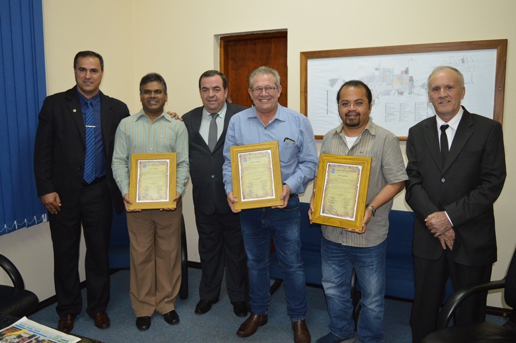 Os padres Raju e Tiago e o presidente do conselho paroquial, Branco Escobar, receberam moções das mãos dos vereadores Geverson, Dilmar e Roberto Dias / Foto: Moreira Produções