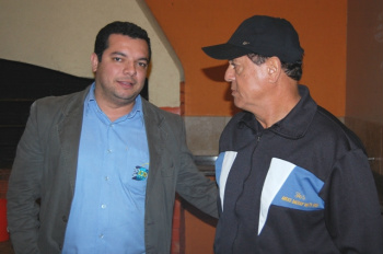 O presidente da AABB de Amambai, João Paulo Vilamaior Santos (E), com o médico veterinário e associado, Rui Cordeiro.