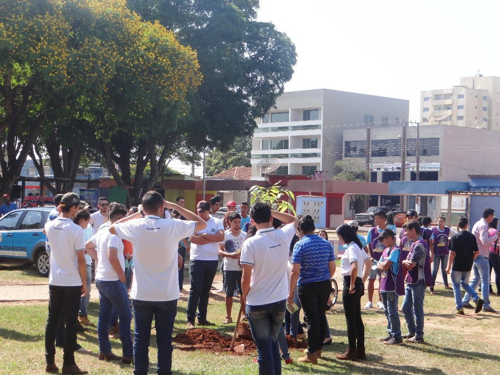 Plantio das árvores contou com a participação de alunos da escola municipal Agrotécnica Lino do Amaral Cardinal / Foto: Moreira Produções