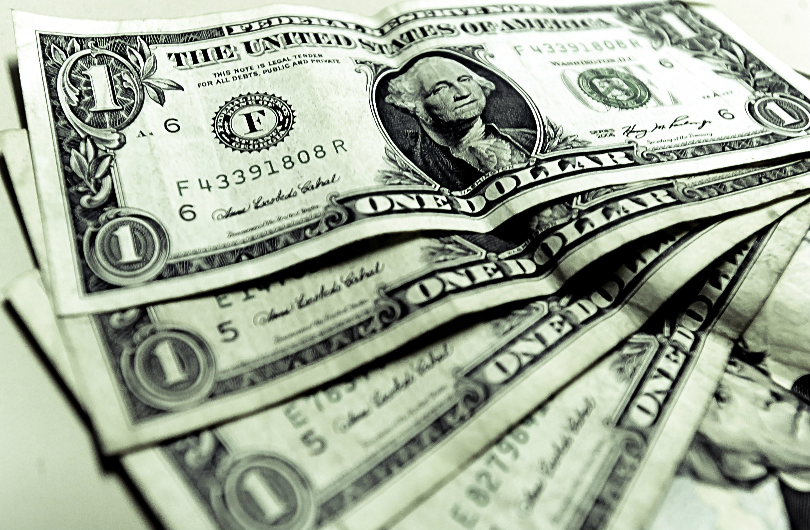Dólar ultrapassa R$ 3,40 e fecha o mês com alta de 10%