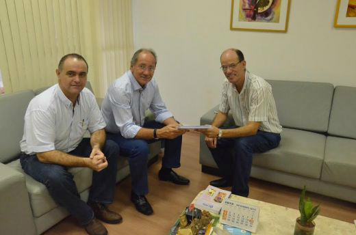 O Prefeito Municipal de Amambai, Sérgio Barbosa, durante entrega de ofício e processo de registro ao superintendente regional do Incra, Celso Cestari Pinheiro, juntamente com o superintendente regional adjunto, Celso Menezes / Foto: Reprodução
