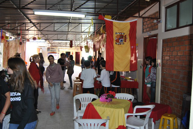1ª Manhã Cultural Hispano-Americana do Colégio Celq Uma viagem pelos sabores de seis países diferentes foi organizada no pátio do Colégio Celq. Foto: Moreira Produções.